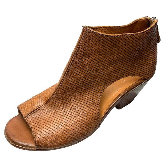 MOMA Womens Italian Leather Laser Cut Out Peep Toe Booties - Picture 2 of 12